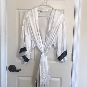 Victoria’s Secret White Satin Robe w Black Lace
